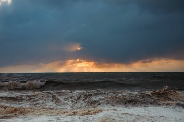 Deniz dalgası yakın çekim. Deniz köpüğü. Su püskürtme