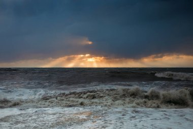 Deniz dalgası yakın çekim. Deniz köpüğü. Su püskürtme