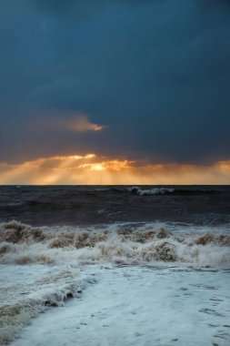 Deniz dalgası yakın çekim. Deniz köpüğü. Su püskürtme