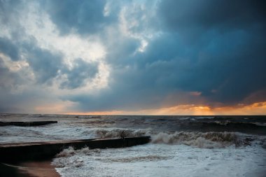 Deniz dalgası yakın çekim. Deniz köpüğü. Su püskürtme