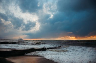 Deniz dalgası yakın çekim. Deniz köpüğü..