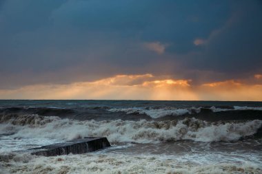 Deniz dalgası yakın çekim. Deniz köpüğü. Su püskürtme