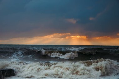Sahilde fırtına dalgaları. Ön planda, dalgalar.