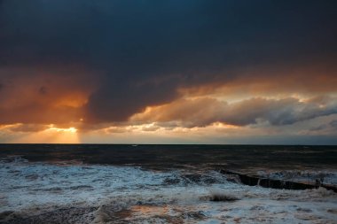 Sahilde fırtına dalgaları. Ön planda, dalgalar.
