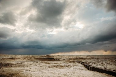 Sahilde fırtına dalgaları. Ön planda, dalgalar.