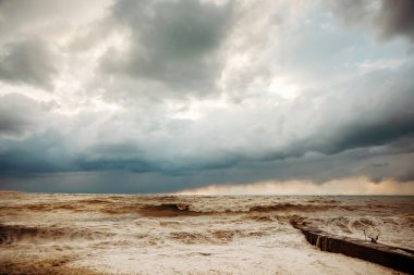 Sahilde fırtına dalgaları. Ön planda, dalgalar.