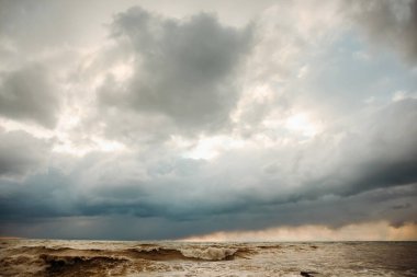 Deniz dalgası yakın çekim. Deniz köpüğü..