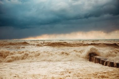 Sahilde fırtına dalgaları. Ön planda, dalgalar.