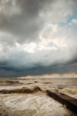 Sahilde fırtına dalgaları. Ön planda, dalgalar.