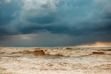 Sahilde fırtına dalgaları. Ön planda, dalgalar.