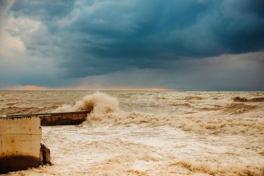 Sahilde fırtına dalgaları. Ön planda, dalgalar.