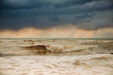 Sahilde fırtına dalgaları. Ön planda, dalgalar.