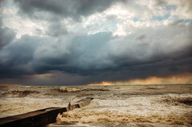 Sahilde fırtına dalgaları. Ön planda, dalgalar.