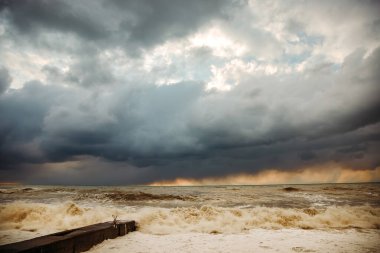 Sahilde fırtına dalgaları. Ön planda, dalgalar.
