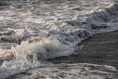 Deniz dalgası yakın çekim. Deniz köpüğü..