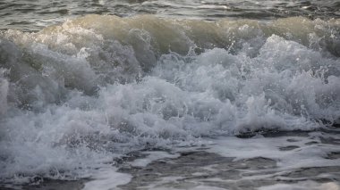 Deniz dalgası yakın çekim. Deniz köpüğü..