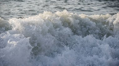 Deniz dalgası yakın çekim. Deniz köpüğü..