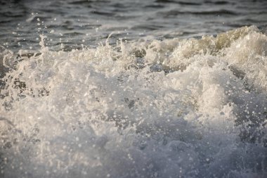 Deniz dalgası yakın çekim. Deniz köpüğü..