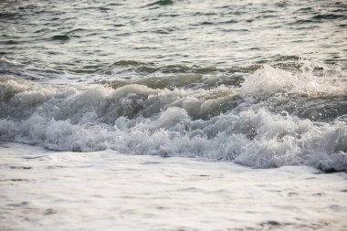 Deniz dalgası yakın çekim. Deniz köpüğü..