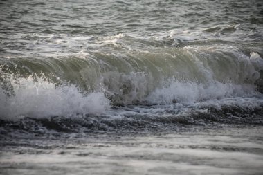 Deniz dalgası yakın çekim. Deniz köpüğü..
