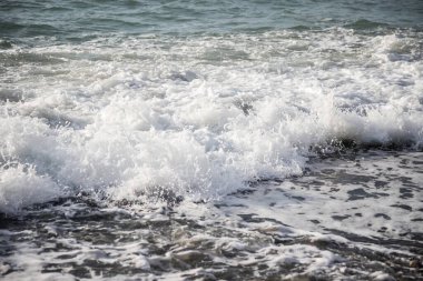 Deniz dalgası yakın çekim. Deniz köpüğü..