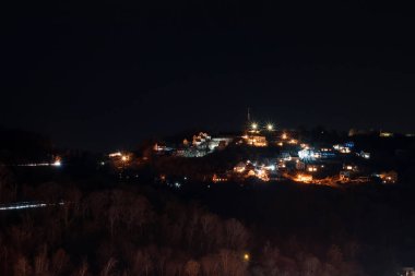 Gece şehrinin ışıkları. İyi akşamlar Soçi..
