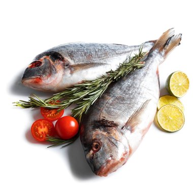 Beyaz arka planda izole edilmiş taze dorado