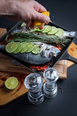 Dorado balıklı dökme demir tava. Fırında balık pişiriyorum. Kiraz domatesli ve limonlu Dorado pişirmek.