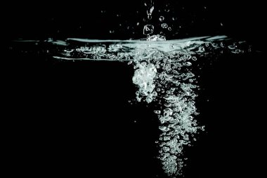 Siyah arka planda bir su püskürtüsü. Bir damla ve suyun altında bir hava kabarcığı..