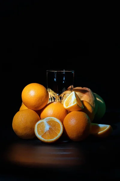 Помаранчевий Сік Склянці Зрізати Апельсини Темному Фоні — стокове фото