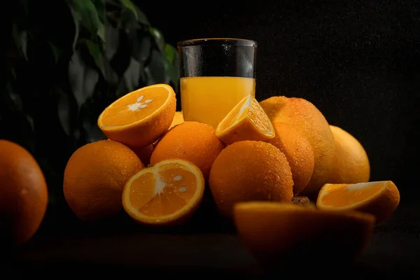 Jugo Naranja Vaso Naranjas Maduras Sobre Fondo Oscuro — Foto de Stock