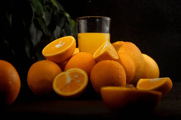 Orangensaft Glas Reife Orangen Auf Dunklem Hintergrund — Stockfoto