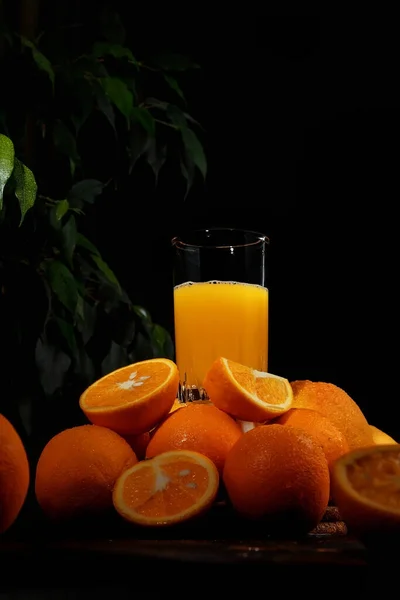 Апельсиновый Сок Стакане Спелые Апельсины Темном Фоне — стоковое фото