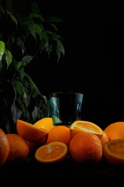 Апельсиновый Сок Стакане Спелые Апельсины Темном Фоне — стоковое фото