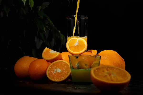 Апельсиновый Сок Наливают Стакан Спелые Апельсины Темном Фоне — стоковое фото