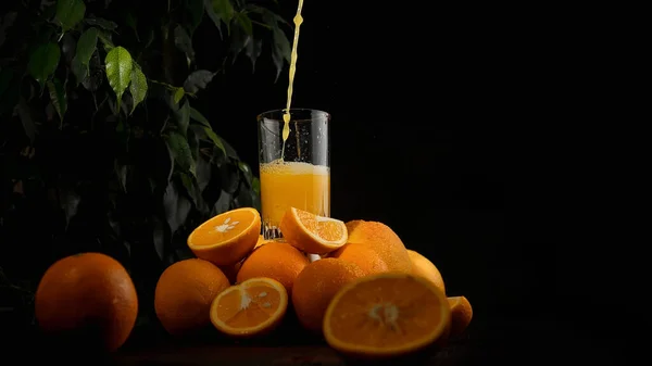 Апельсиновый Сок Наливают Стакан Спелые Апельсины Темном Фоне — стоковое фото