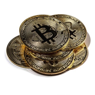 Bitcoin paraları beyaz arkaplanda izole edilir.