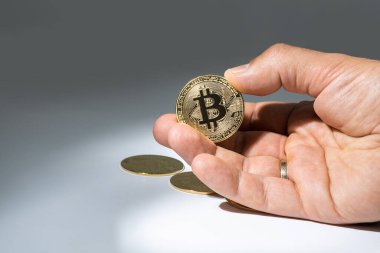 Erkek eli ve bitcoin. Kripto para birimi. Çevrim içi iş.