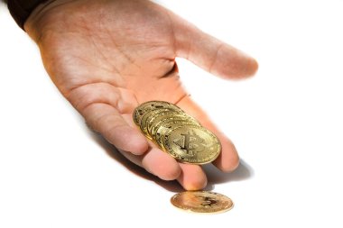 Bir adamın eli bitcoin para gösteriyor. şifreleme para birimi.