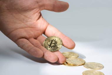 Bir adamın eli bitcoin para gösteriyor. şifreleme para birimi.