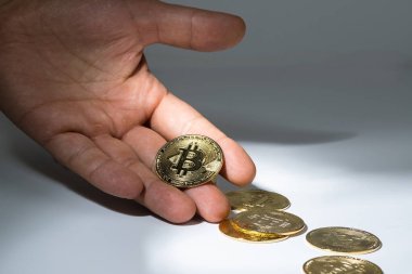 Erkek eli ve bitcoin. Kripto para birimi. Çevrim içi iş.