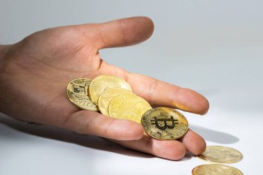 Erkek eli ve bitcoin. Kripto para birimi. Çevrim içi iş.