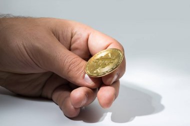 Erkek eli ve bitcoin. Kripto para birimi. Çevrim içi iş.