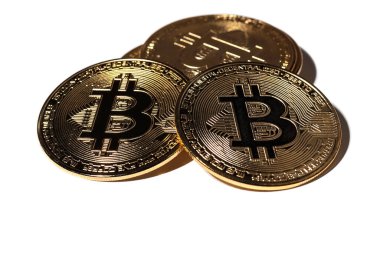 Bitcoin paraları beyaz arkaplanda izole edilir.