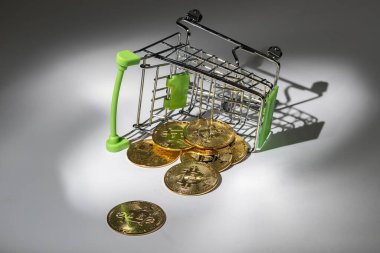 Bozuk paralar arabadan dökülüyor. Kripto para birimi.