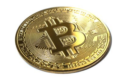 Bitcoin paraları beyaz arkaplanda izole edilir.