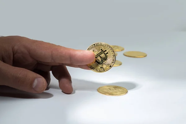 男人的手和比特币加密货币Cryptocurrency 网上交易 — 图库照片