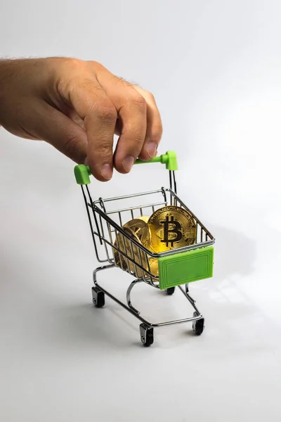 Mužská Ruka Miniaturní Vozík Bitcoinovými Mincemi — Stock fotografie