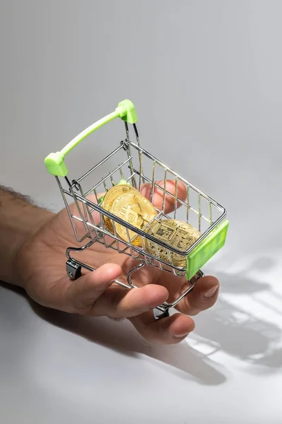Een Man Hand Een Miniatuur Supermarkt Kar Met Bitcoin Munten — Stockfoto