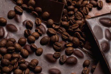 Kahve çekirdekleri ve çikolata yakın plan. Doğal kahverengi arkaplan.